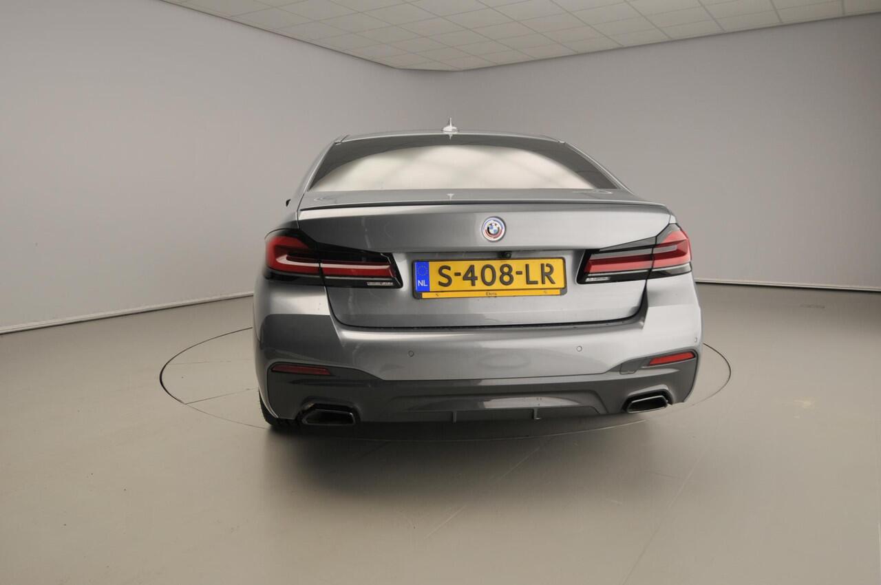 BMW 5-SERIE Sedan 530e | M-Sportpakket | LED | Leder | HUD | Schuifdak | Trekhaak | Active cruise | DAB | Harman-kardon sound | Alu 20 inch
