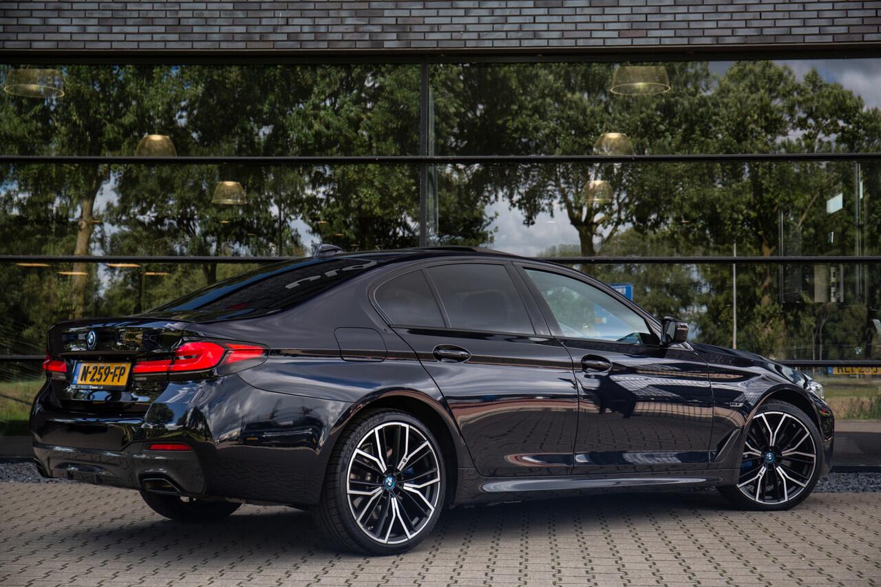 BMW 5-SERIE 545e xDrive Business Edition Plus M-Sport , Panoramadak, Adaptive cruise, Achteruitrijcamera, Sfeerverlichting,