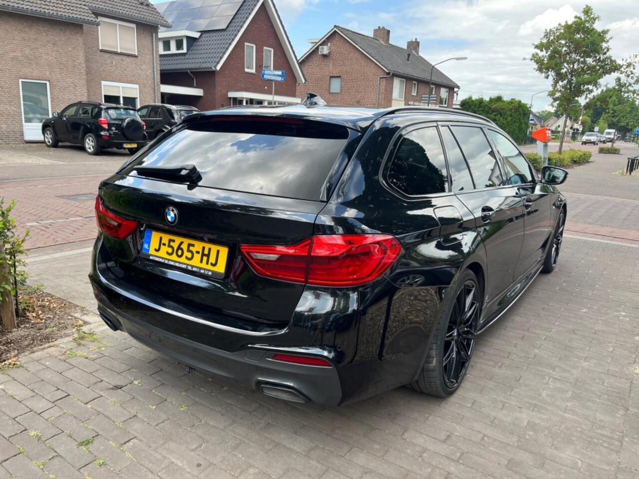 BMW 5-SERIE TOURING 520I HIGH EXECUTIVE / SCHUIFDAK / LEDER / HARMAN-KARDON