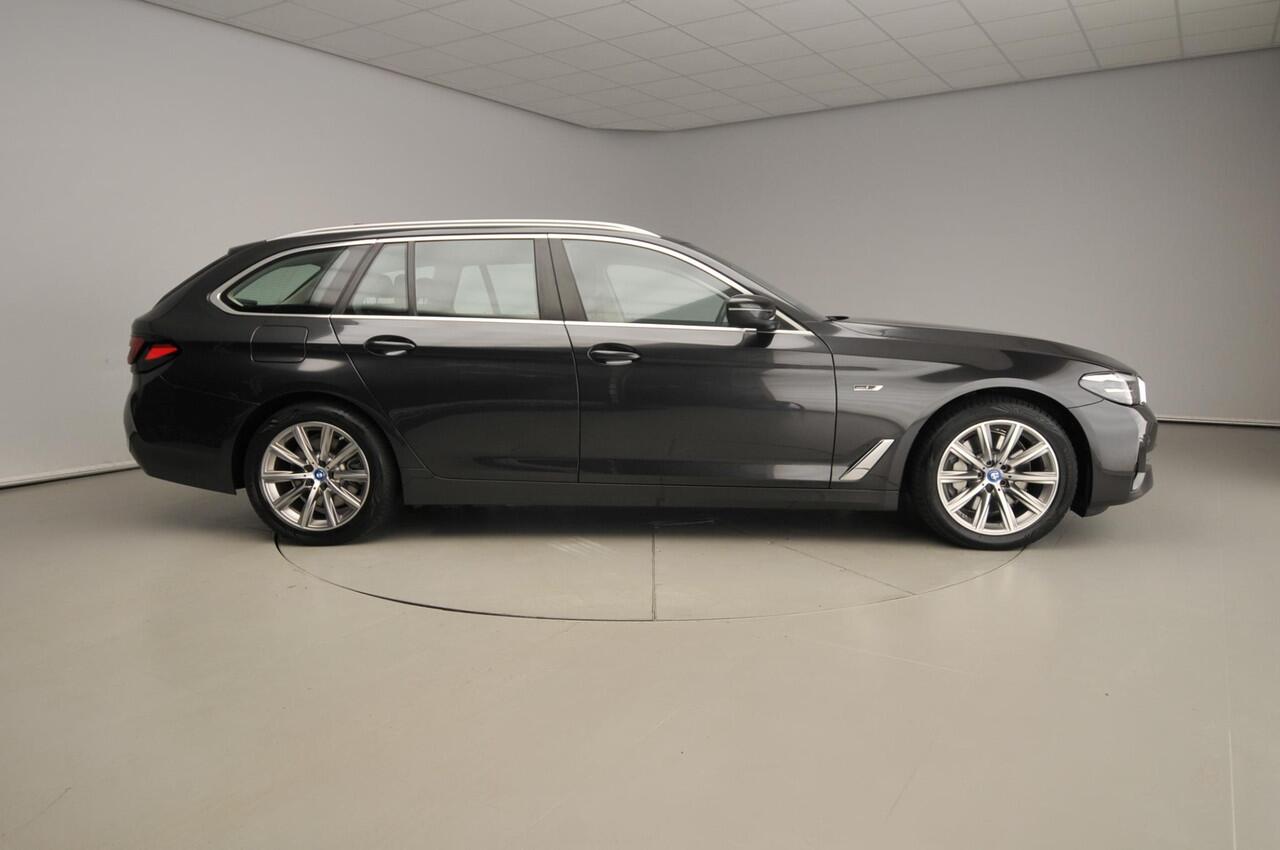 BMW 5-SERIE Touring 530e | LED | Navigatie | Sportstoelen | Chrome line | Stoelverwarming | DAB | Alu 18 inch