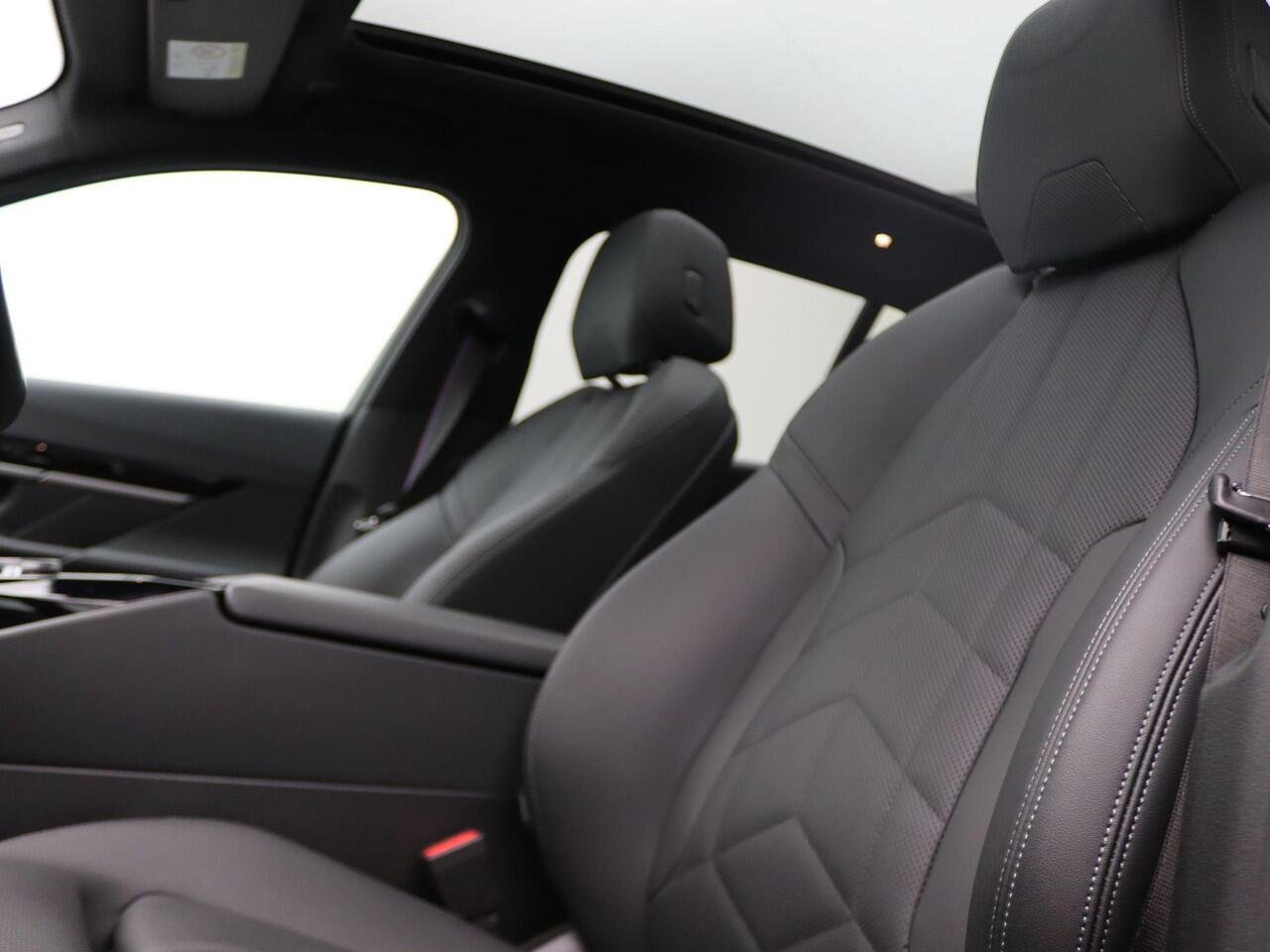 BMW 5-SERIE Touring 540d xDrive M Sportpakket Pro | Innovation Pack | Driving Assist Prof | Harman-Kardon | Panoramadak | 20"