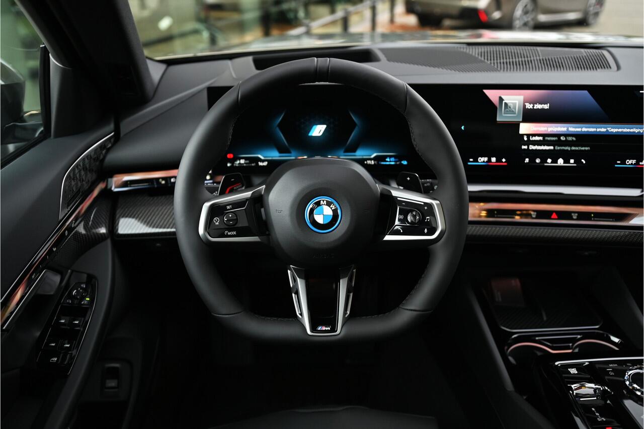 BMW 5-SERIE Touring 530e M Sport Automaat / Panoramadak / Trekhaak / Bowers & Wilkins / Adaptieve LED / Comfort Access / Parking Assistant Plus / Stuurverwarming