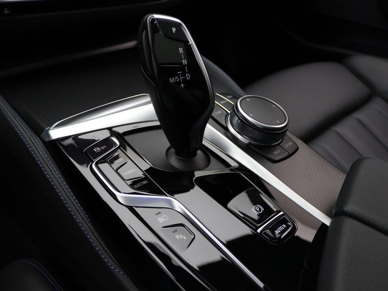 BMW 5-SERIE Sedan 545e xDrive M Sportpakket | Innovationspaket | Driving Assistant Prof. | Head-Up Display | Harman Kardon | 20"