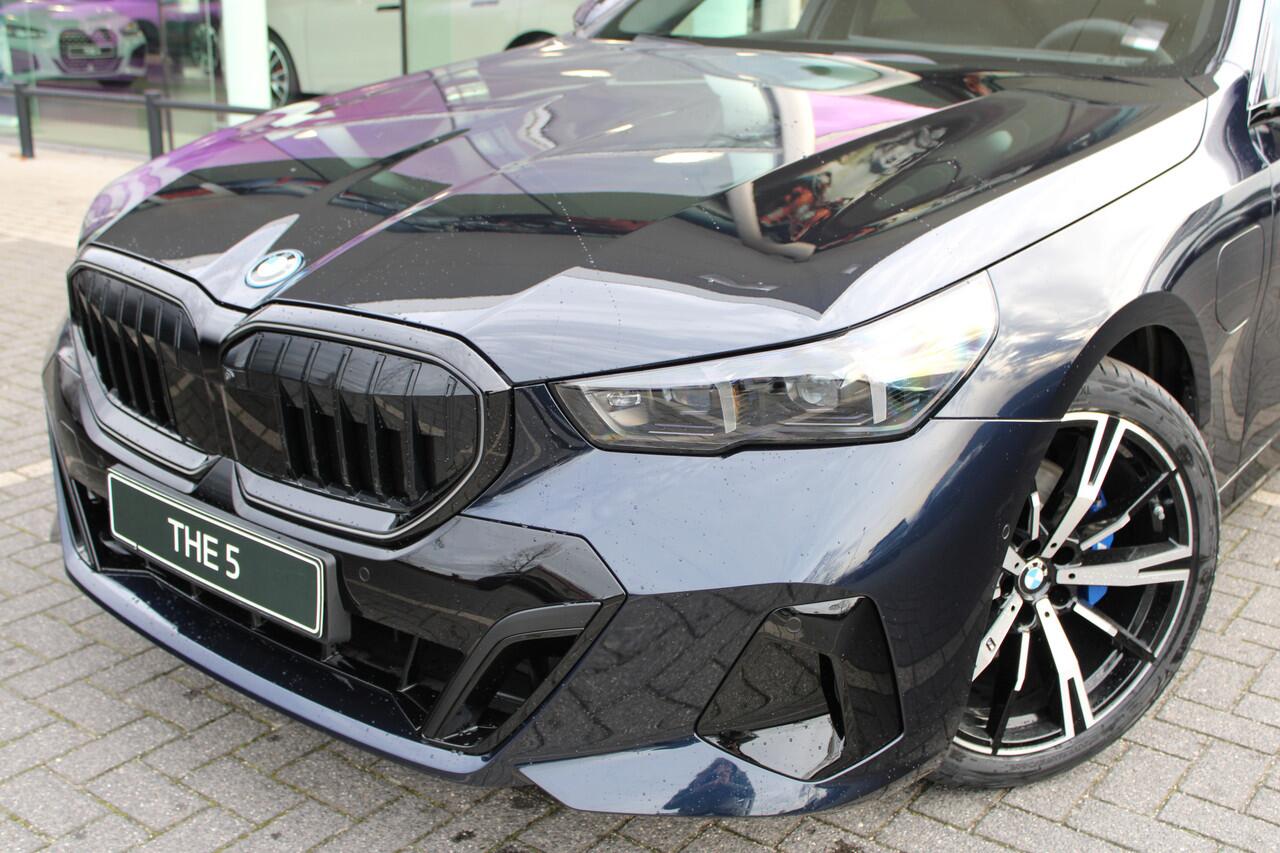 BMW 5-SERIE Touring 530e M Sport Automaat / Panoramadak / Trekhaak / Stoelventilatie / Parking Assistant Plus / Comfort Access / Adaptieve LED / M Sportonderstel / Harman-Kardon