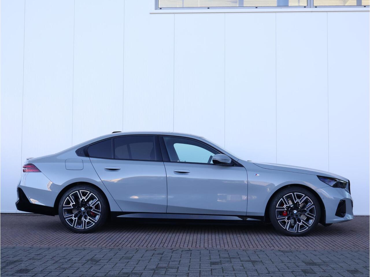 BMW 5-SERIE 530e M Sport Edition M Sportpakket Pro/ Comfort Access/ Elektrische Trekhaak/ panoramadak/ Driving Assistant Professional/ Bowers & Wilkins/ Stuurwiel Verwarming