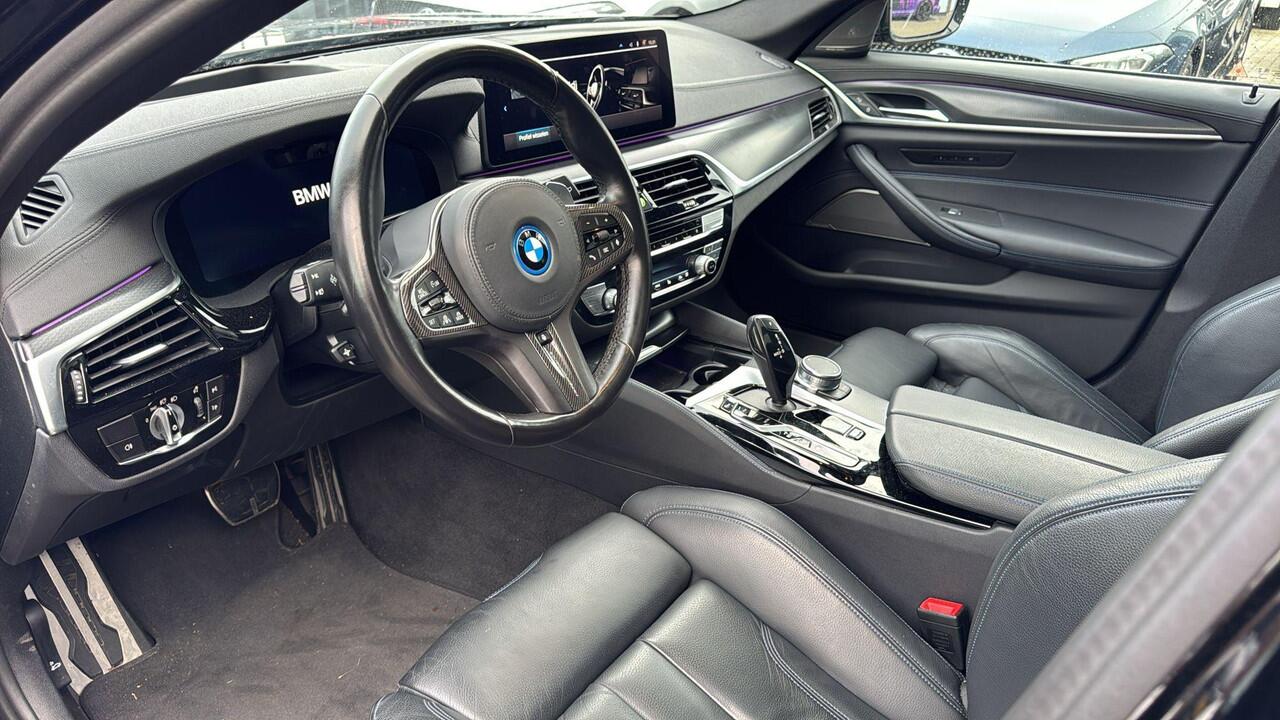 BMW 5-SERIE Touring 530e xDrive Business Edition Plus LASER KOPLAMPEN | HEAD-UP DISPLAY | PANORAMADAK | M-SPORT INTERIEUR | 360 CAMERA | WEGKLAPBARE TREKHAAK | DODEHOEK DETECTIE | ELEKTRISCHE STOELEN | STOEL/STUUR VERWARMING | FABRIEKSGARANTIE TOT MEI 2026 | NEDERLAN