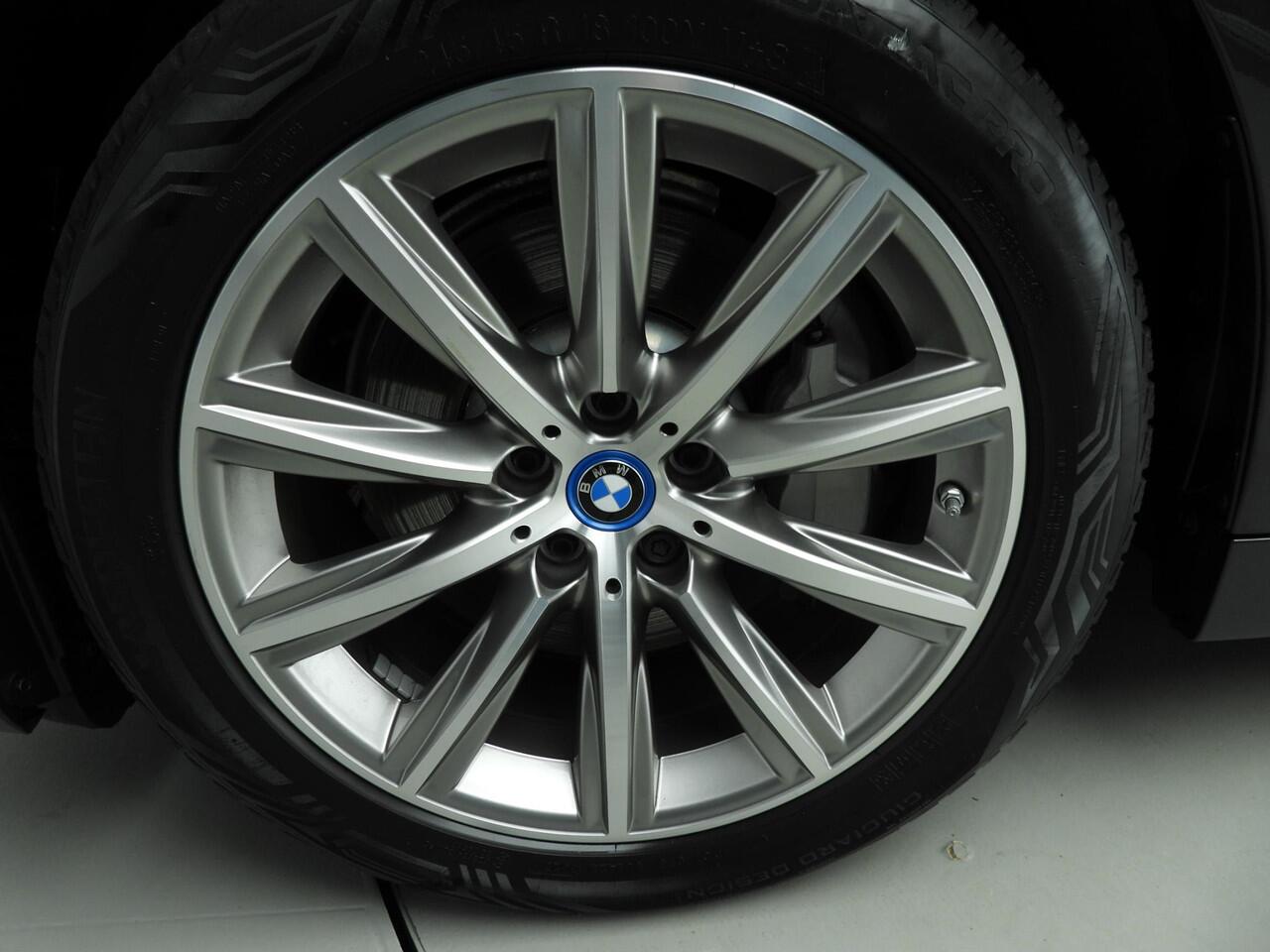 BMW 5-SERIE Touring 530e | LED | Navigatie | Sportstoelen | Chrome line | Stoelverwarming | DAB | Alu 18 inch