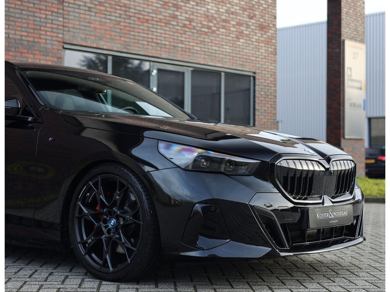 BMW 5-SERIE Touring 550e xDrive | M performance - Pano - B&W - Trekhaak