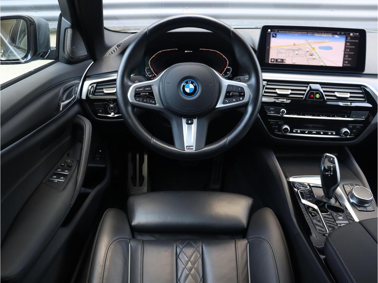 BMW 5-SERIE 530e | High Executive | M Sportpakket | Panodak | Harman Kardon | Head-Up | Driving Assistant | Parking Pack | Stuurwiel Verwarming | 20'' LMV Individual