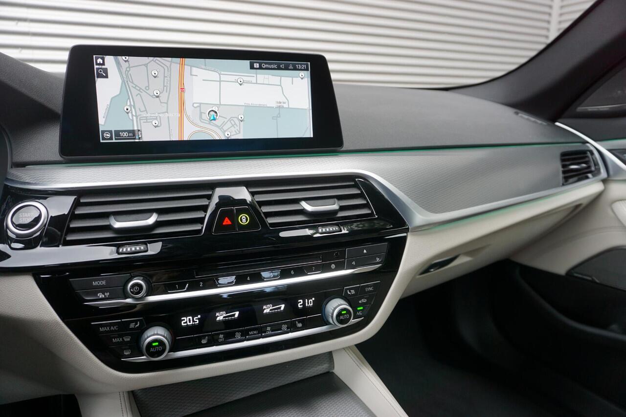 BMW 5-SERIE 530e xDrive M Sportpakket | Entertainment | 19 inch M Dubbelspaak (styling 664M)in Orbit Grey | Pack BMW Head-Up Display | Harman Kardon Surround Sound Systeem |