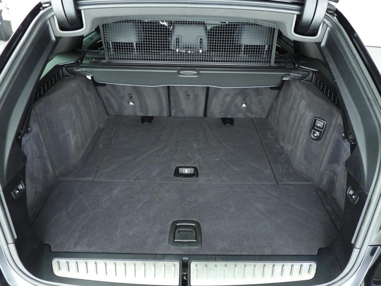 BMW 5-SERIE Touring 530i | M-Sportpakket | Laserlicht | Leder | HUD | Schuifdak | Trekhaak | Comfortzetels | DAB | Hifin speakers | Alu 20 inch