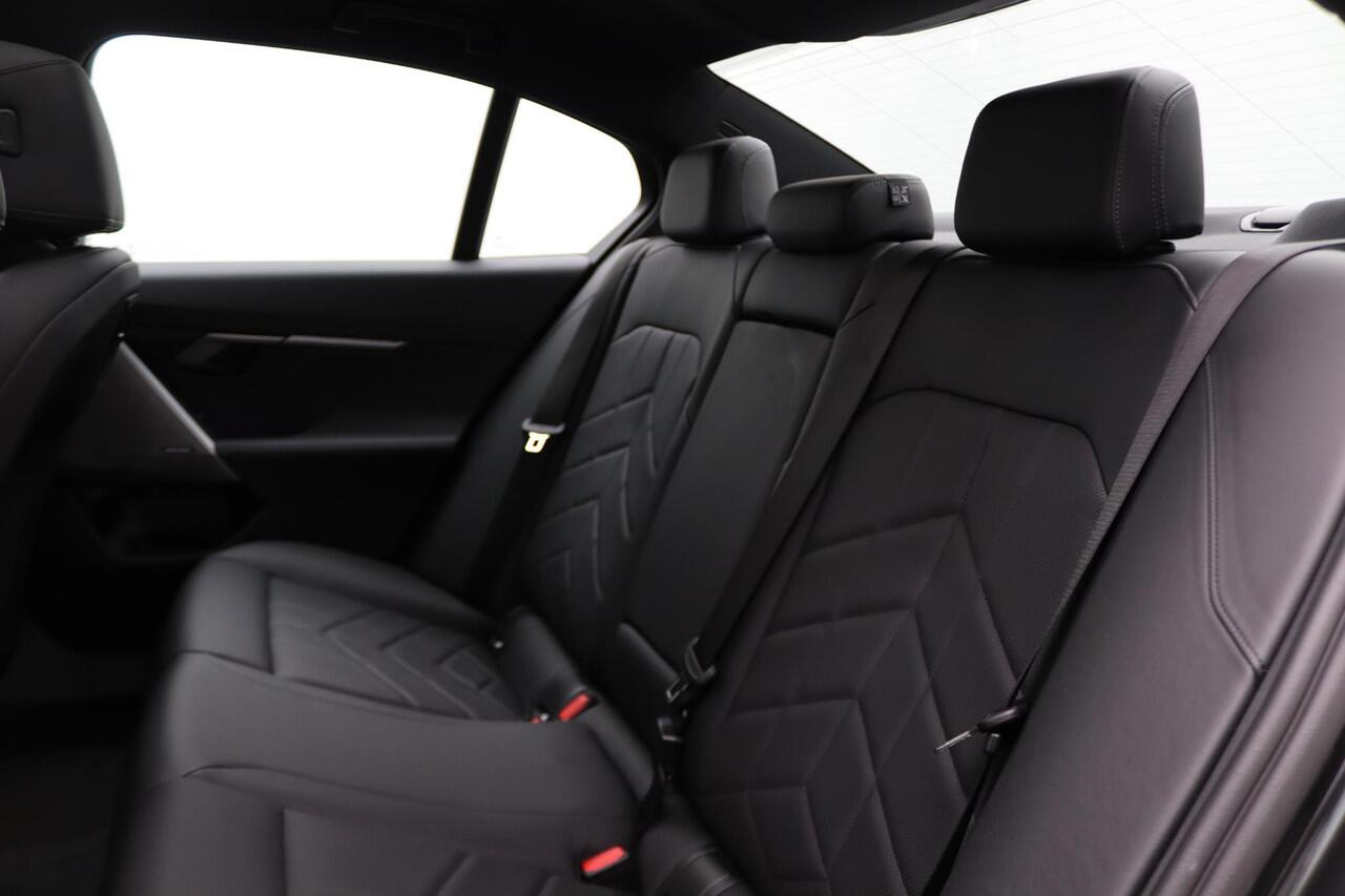 BMW 5-SERIE Sedan 530e M Sportpakket | Innovation Pack | Panoramadak | Driving Assist. Prof. | Comfortstoelen + Ventilatie | 20"