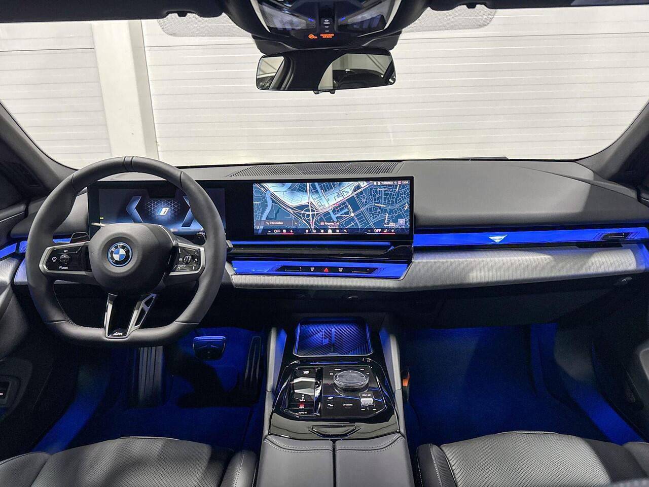 BMW 5-SERIE Touring 530e | M-Sport Pro | Travel Pack | Comfort Pack | Driving Assistant Plus | Harman/Kardon | Panoramadak | Comfort Access | Trekhaak