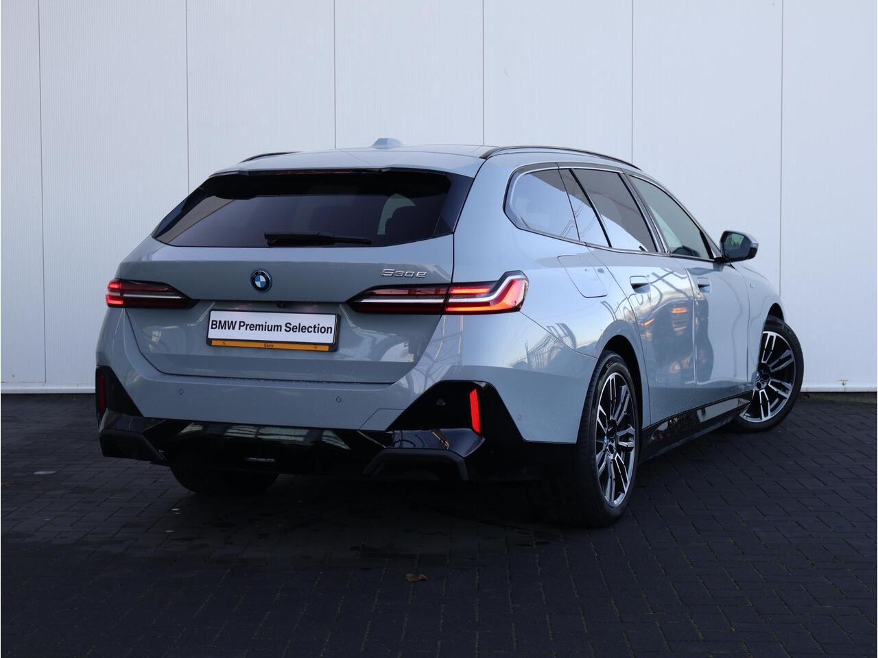 BMW 5-SERIE Touring 530e M Sportpakket/ Elektrische Trekhaak/ Achteruitrijcamera/ Panoramadak/ Stoelverwarming