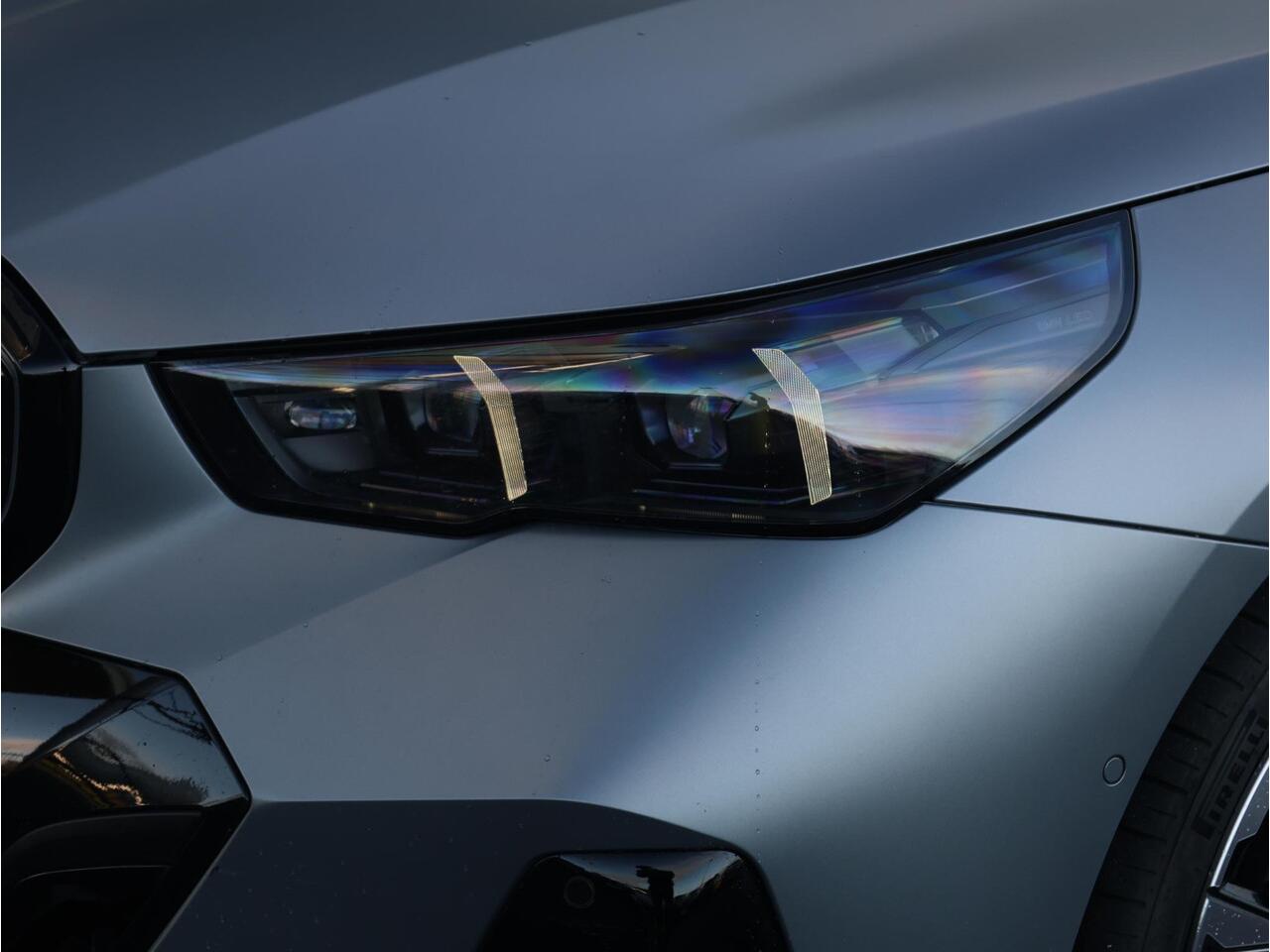 BMW 5-SERIE 530e M Sport Edition M Sportpakket Pro - Elektrische Trekhaak - Panoramadak - Stoelventilatie - B&W - Driving Assistant Professional