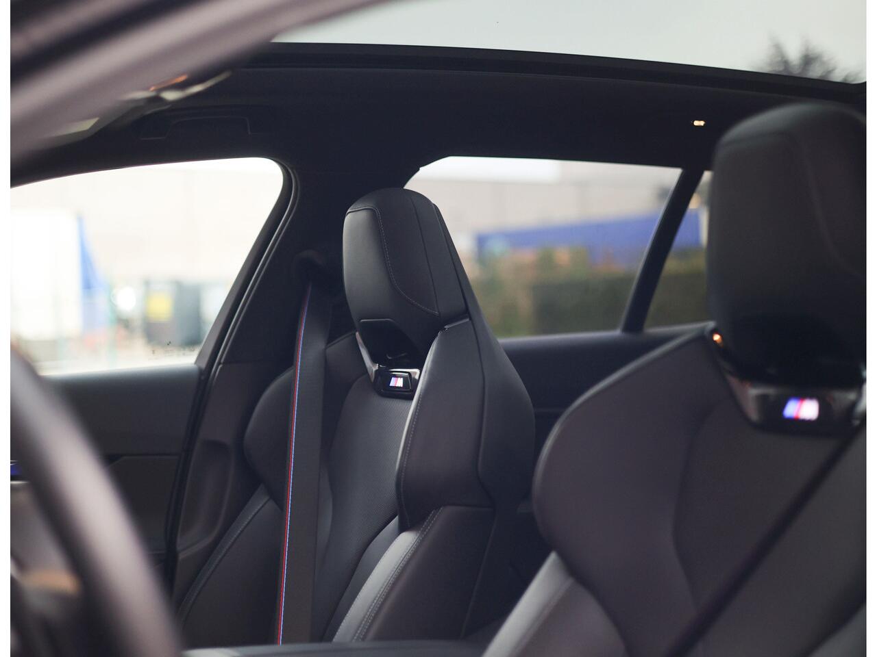 BMW 5-SERIE Touring 550e xDrive | Pano - Trekhaak - B&W