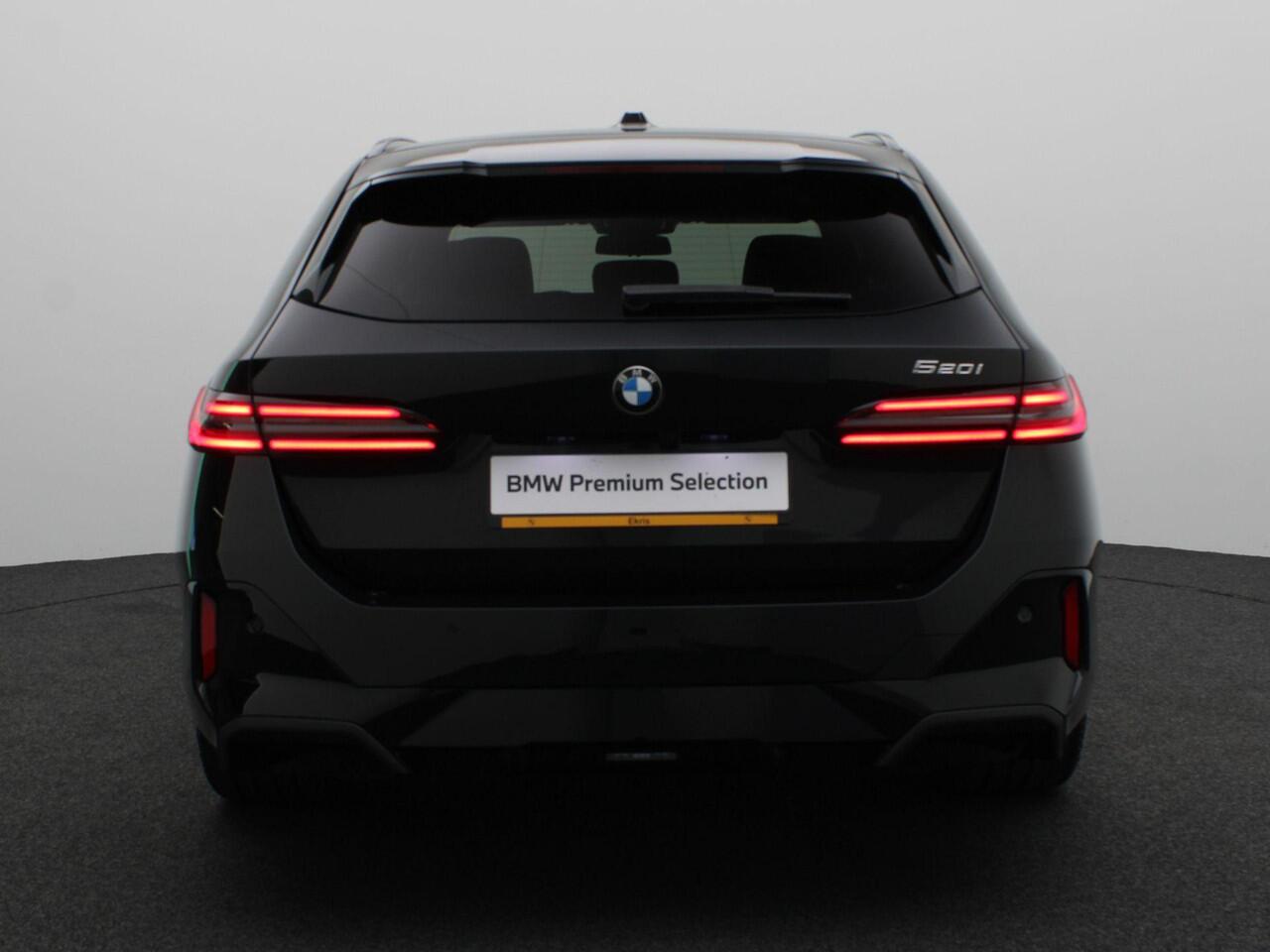 BMW 5-SERIE Touring 520i M Sportpakket Pro | Iconic Glow | Panoramadak | Trekhaak | Travel Pack | Innovation Pack | Comfort Pack | Showroom Selection