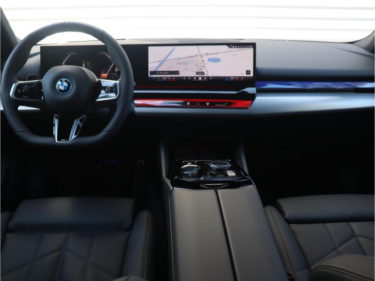 BMW 5-SERIE Touring 530e | M Sportpakket Pro | Driving Assistant Prof. | Trekhaak | Panodak | Bowers & Wilkins | Comfortstoelen | Parking Assistant Plus | 20'' LMV