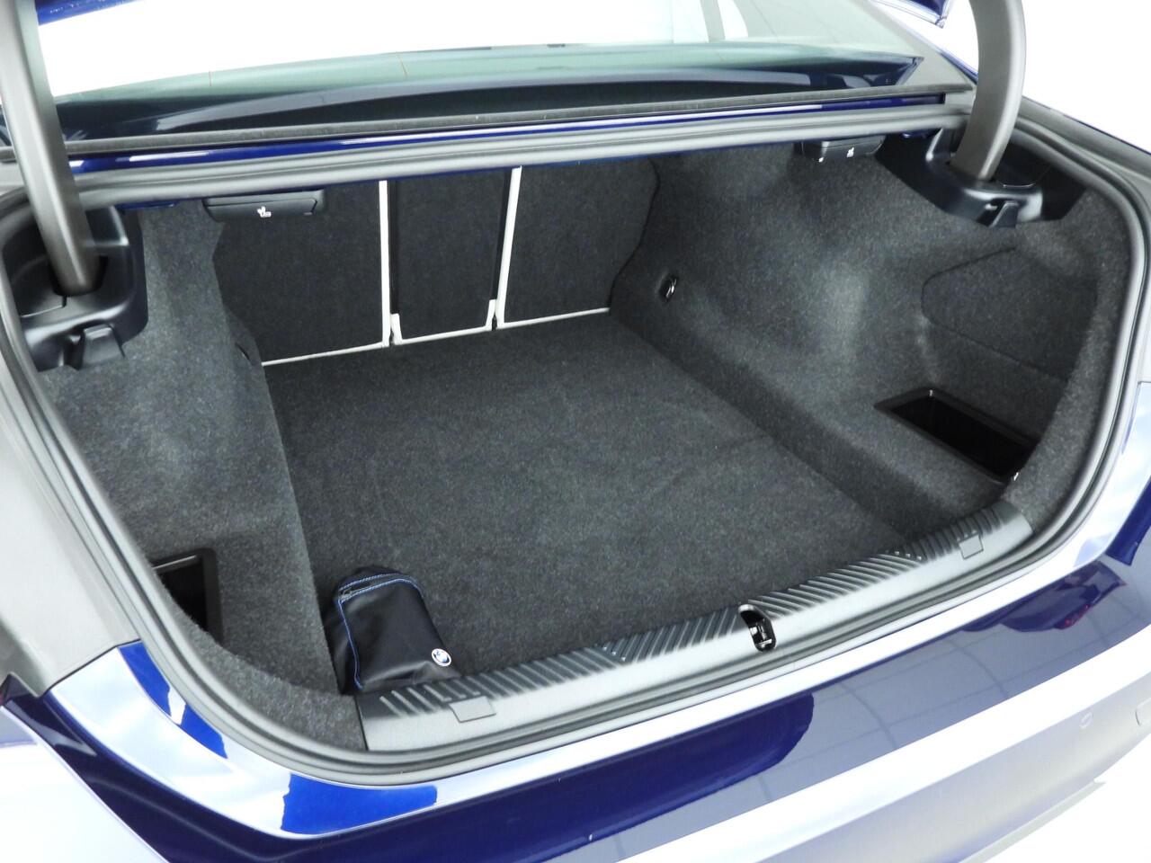 BMW 5-SERIE Sedan 520i | LED | HUD | Sportstoelen | Active cruise | Stoelverwarming | Elektr. zetels | DAB| Alu 19 inch