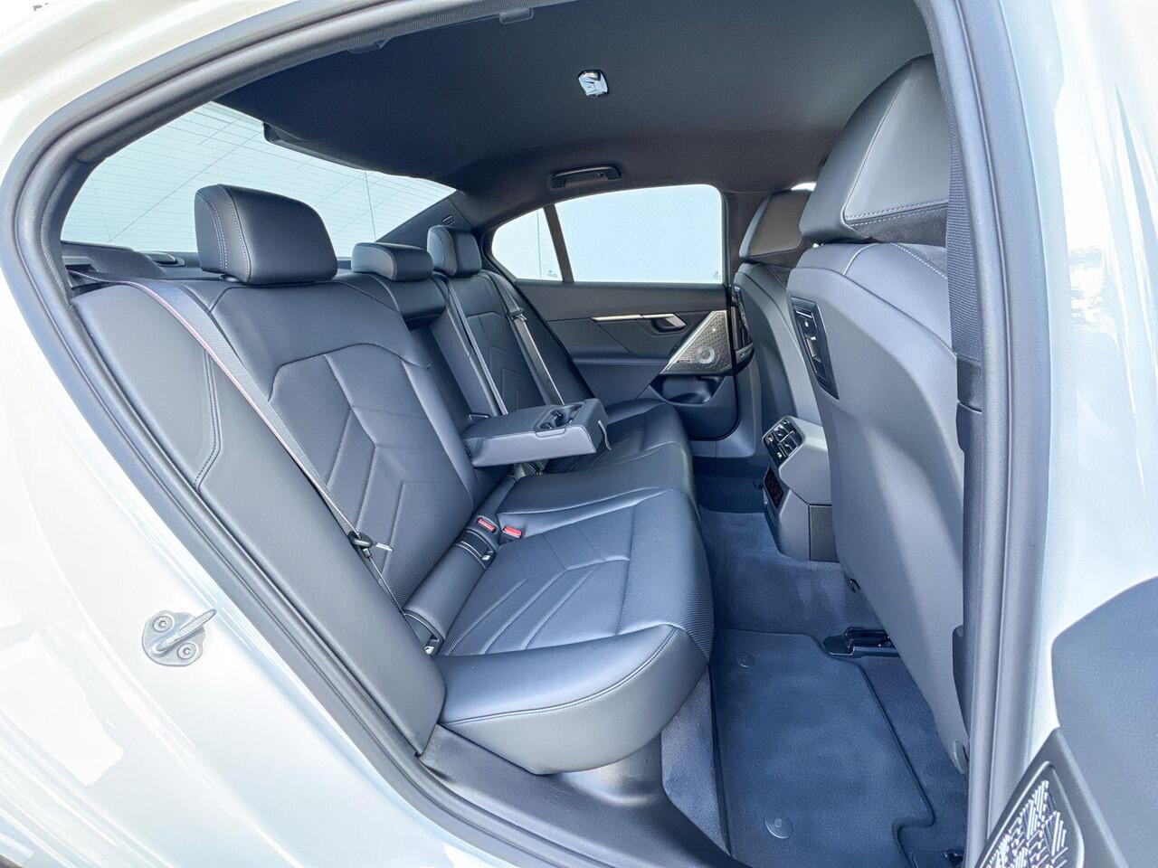 BMW 5-SERIE Sedan 550e xDrive | Selections | M Sport | Driving Assistant Professional | stuur verwarmd