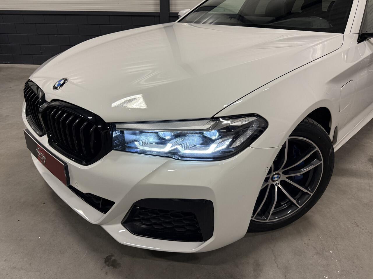 BMW 5-SERIE Touring 530e xDrive M-Sport PANO/HEAD-UP/ADAPTIVE-CHASSIS/ALCANTARA/CAMERA/LIVE-COCKPIT PRO/DAB/STANDKACHEL/SHADOW-LINE/18"/RECENT OH BEURT GEHAD BIJ BMW DEALER