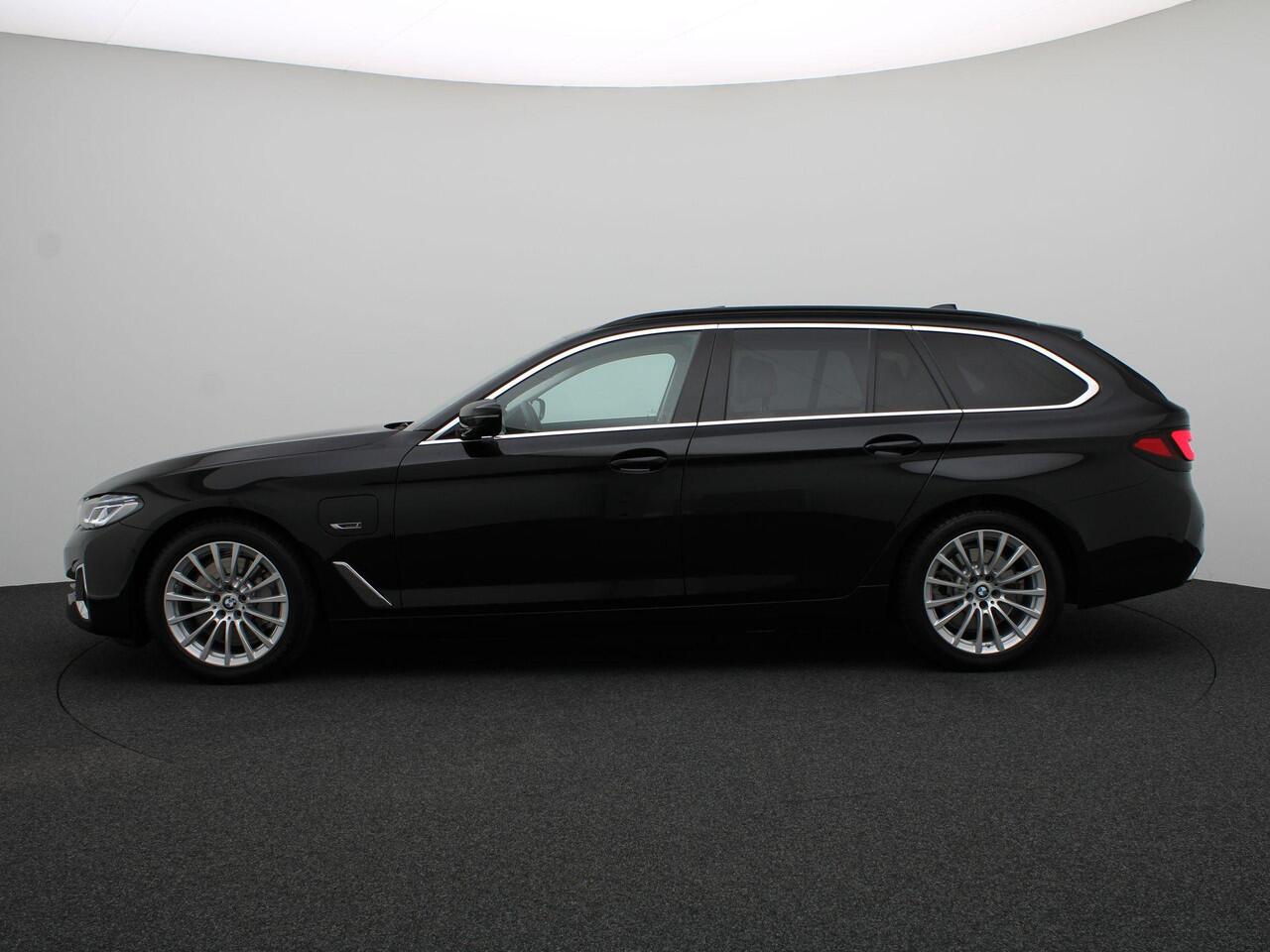 BMW 5-SERIE Touring 530e Luxuryline | Stuurwielrand Verwarmd | Trekhaak | Panoramadak | 4-zone Airconditioning | Driving Assistant Professional | Head-Up Display | 18''