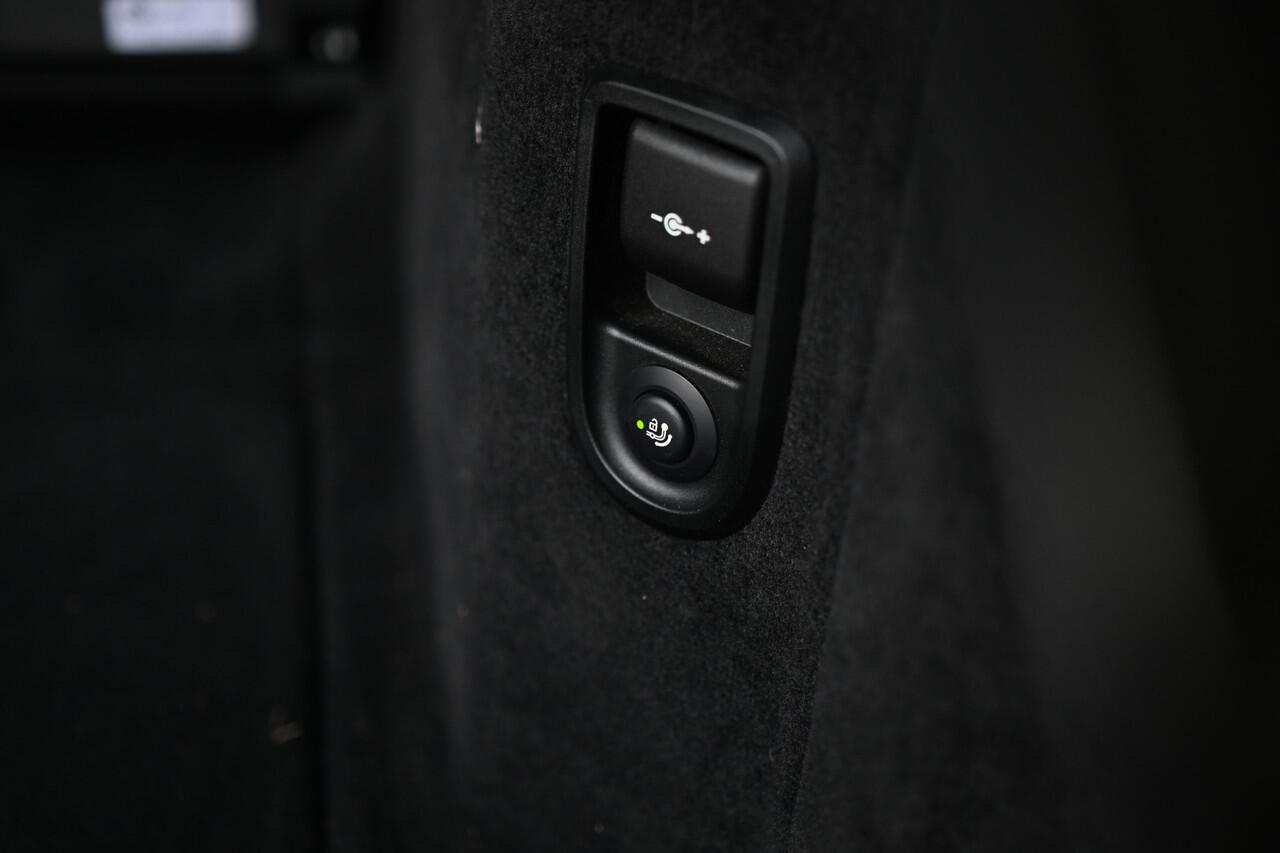 BMW 5-SERIE Touring 530e xDrive High Executive M Sport Automaat / Panoramadak / Trekhaak / Laserlight / Comfort Access / Parking Assistant Plus / Live Cockpit Professional / Adaptief onderstel