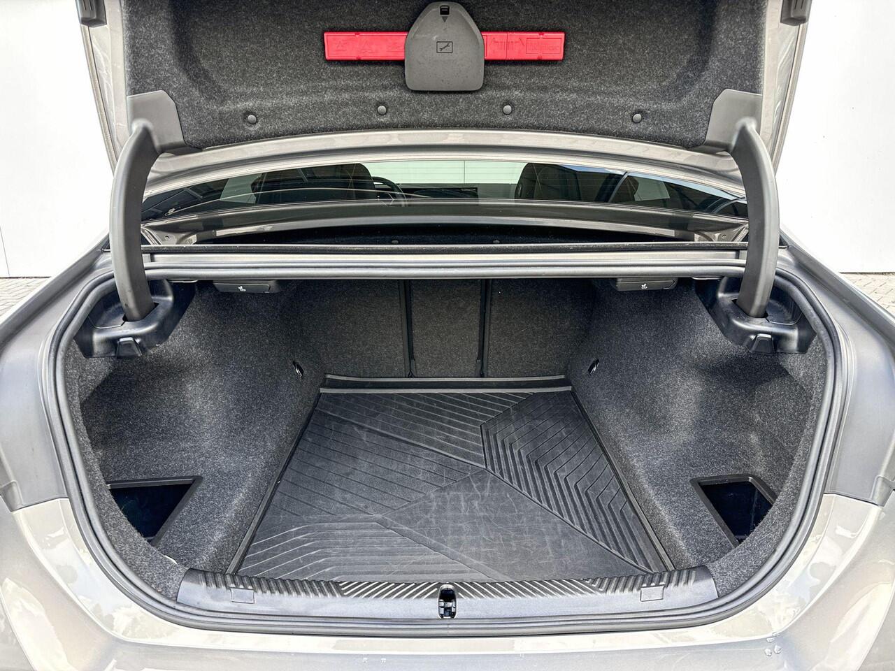 BMW 5-SERIE Sedan 530e | M Sport | Innovation Pack | Panoramadak