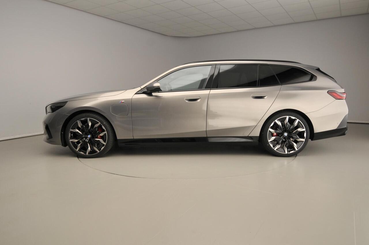 BMW 5-SERIE Touring 530e | M-Sportpakket | LED | Leder | HUD | Trekhaak | Schuifdak | Active cruise | DAB | Harman-kardon sound | Alu 21 inch | Ekris Selection
