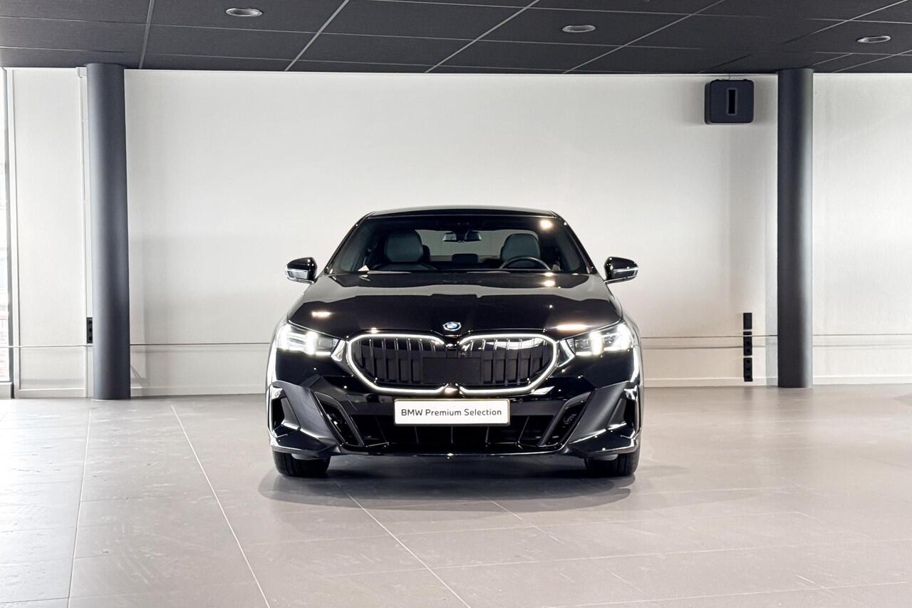 BMW 5-SERIE Sedan 550e xDrive | M Sport Pro | Bowers & Wilkins | Glazen Panoramadak | Head-up Display |