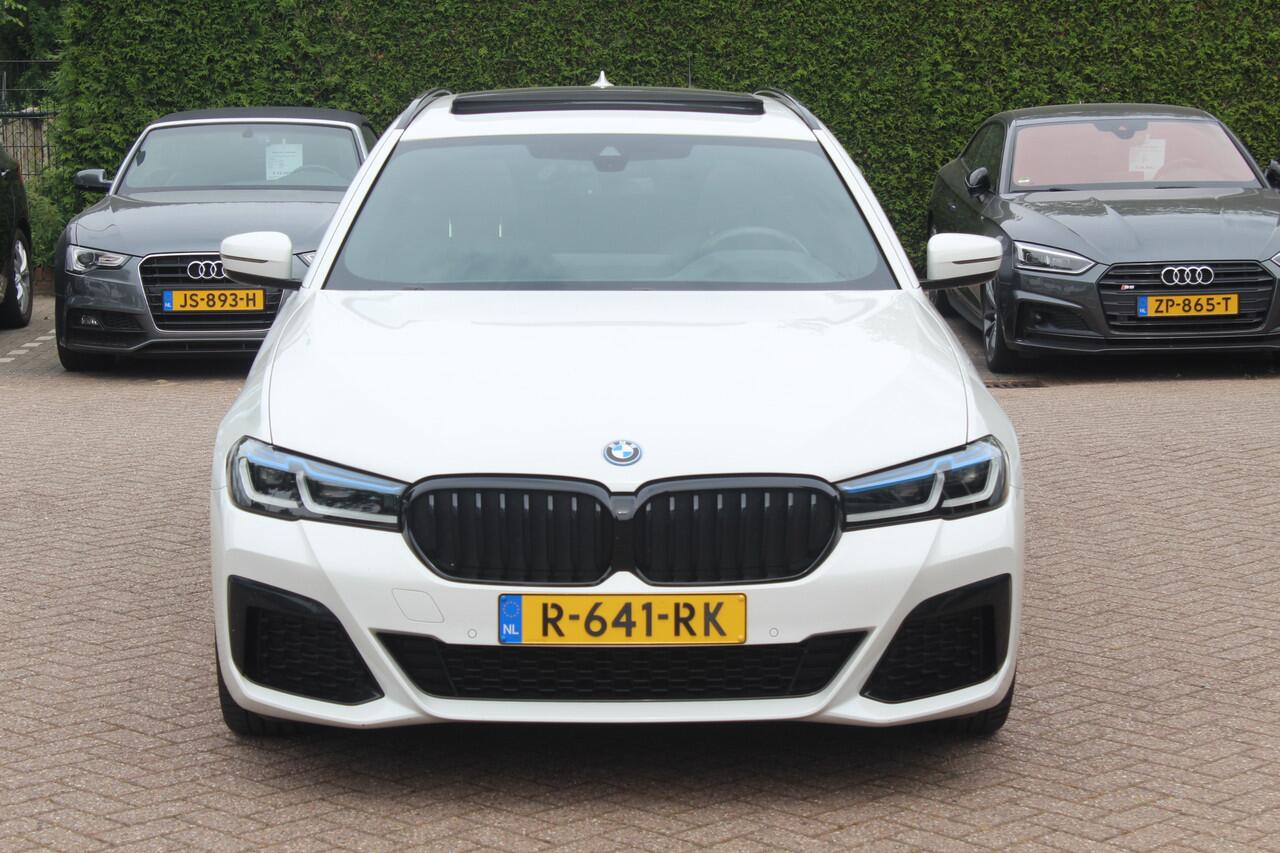 BMW 5-SERIE Touring 530e Business Ed. M Sport 44.229 km! SOH 95,2% / Trekhaak / Panoramadak / Head-up / 19'' / Laser LED / Sfeerverlichting / Leder / Safety-pack / Stuurverwarming / Cruise Control