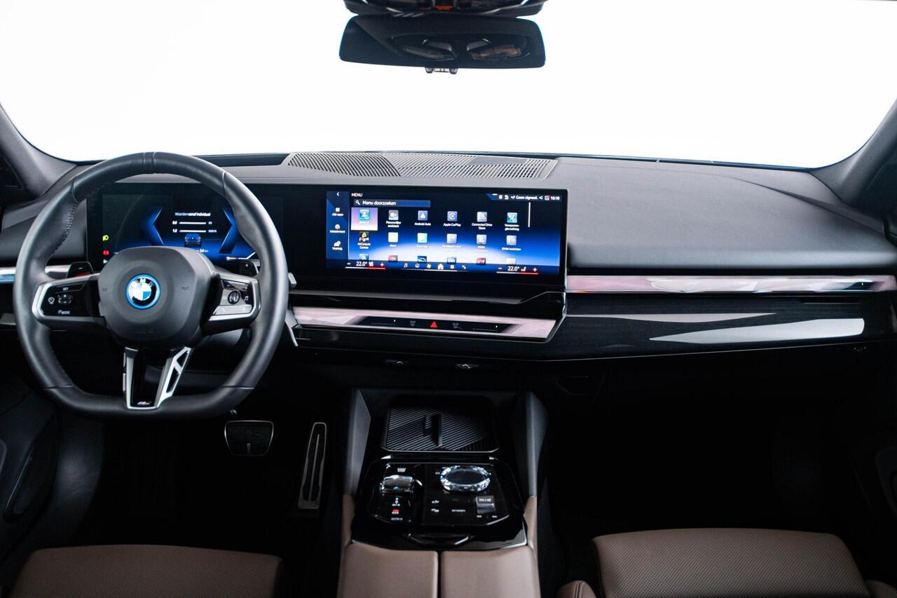 BMW 5-SERIE 550e xDrive M Sport Pro - Driving/Parking Assistant Professional - Harman Kardon - Comfort Access - Comfort Pack - M Adaptief onderstel Professional - Iconic Glow - Active Guard - Harman Kardon -