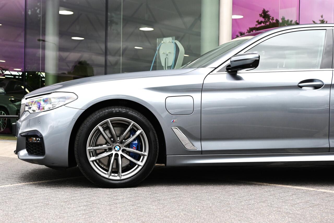 BMW 5-SERIE 530e xDrive High Executive M Sport Automaat / Sportstoelen / Soft Close / Comfort Access / Adaptieve LED / Head-Up / Stoelverwarming / BMW Live Cockpit Professional