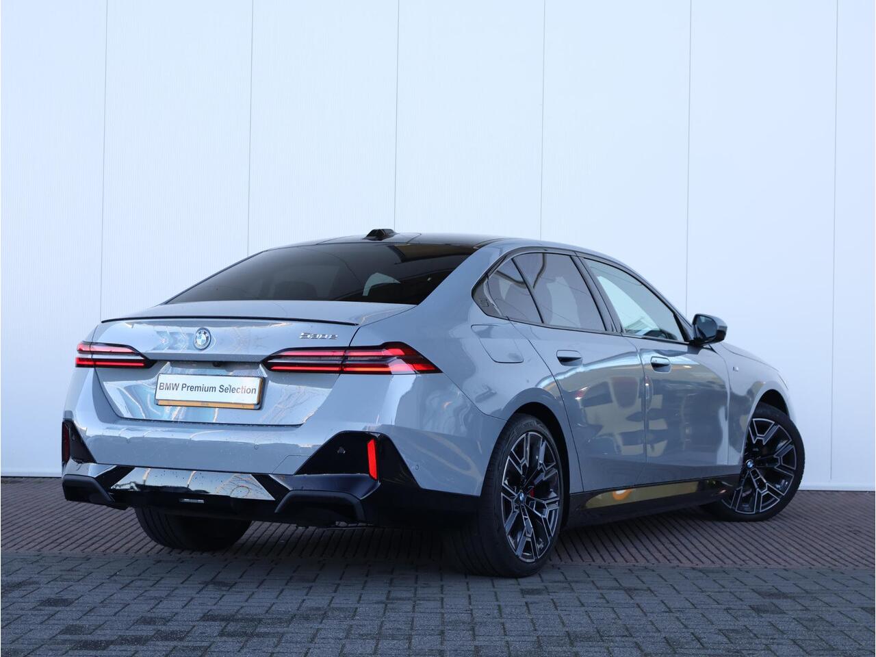 BMW 5-SERIE 530e M Sport Edition M Sportpakket Pro/ Comfort Access/ Elektrische Trekhaak/ panoramadak/ Driving Assistant Professional/ Bowers & Wilkins/ Stuurwiel Verwarming