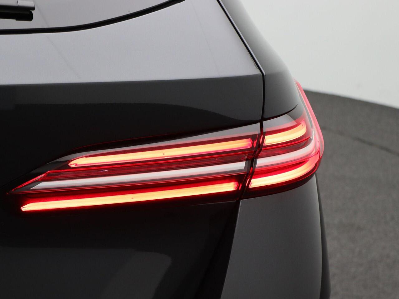 BMW 5-SERIE Touring 550e xDrive M Sportpakket | Innovation Pack | Travel Pack | Comfort Pack | Trekhaak | Panoramadak | Driving Assistant Professional | Harman-Kardon | 20''