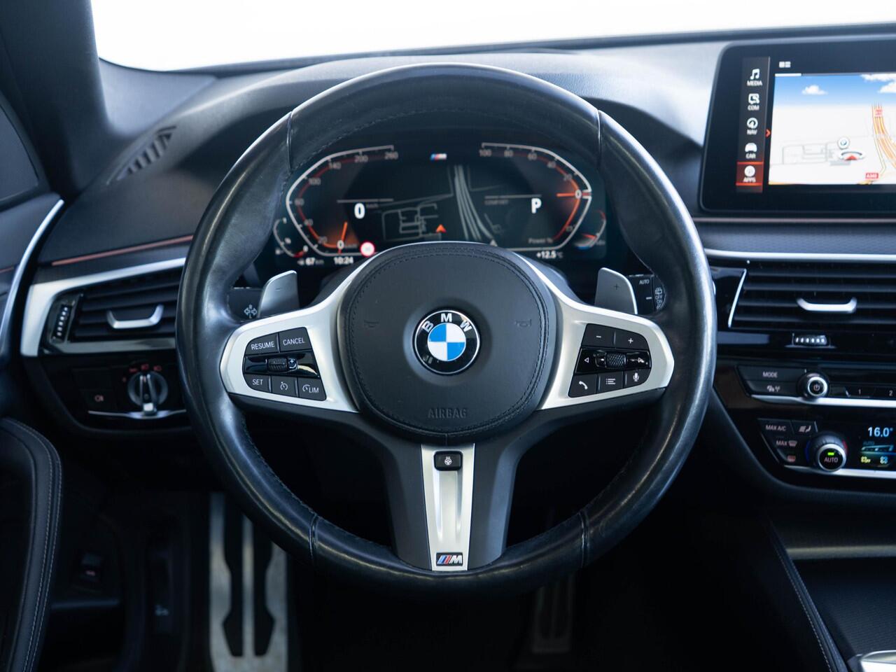 BMW 5-SERIE Touring 530i xDrive | M Sportpakket | Verwarmd Stuurwiel | Achteruitrijcamera | Panoramadak | Stoelverwarming | Head-Up Display | PDC