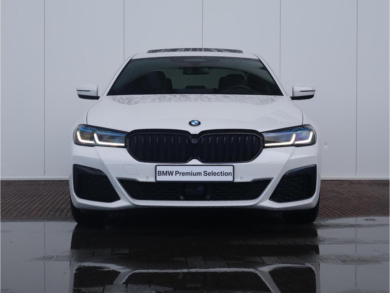 BMW 5-SERIE 530i Business Edition Plus M-Sportpakket / HIFI / Schuif - Kanteldak / Driving assistant Professional / Head up Display / 20 '' /