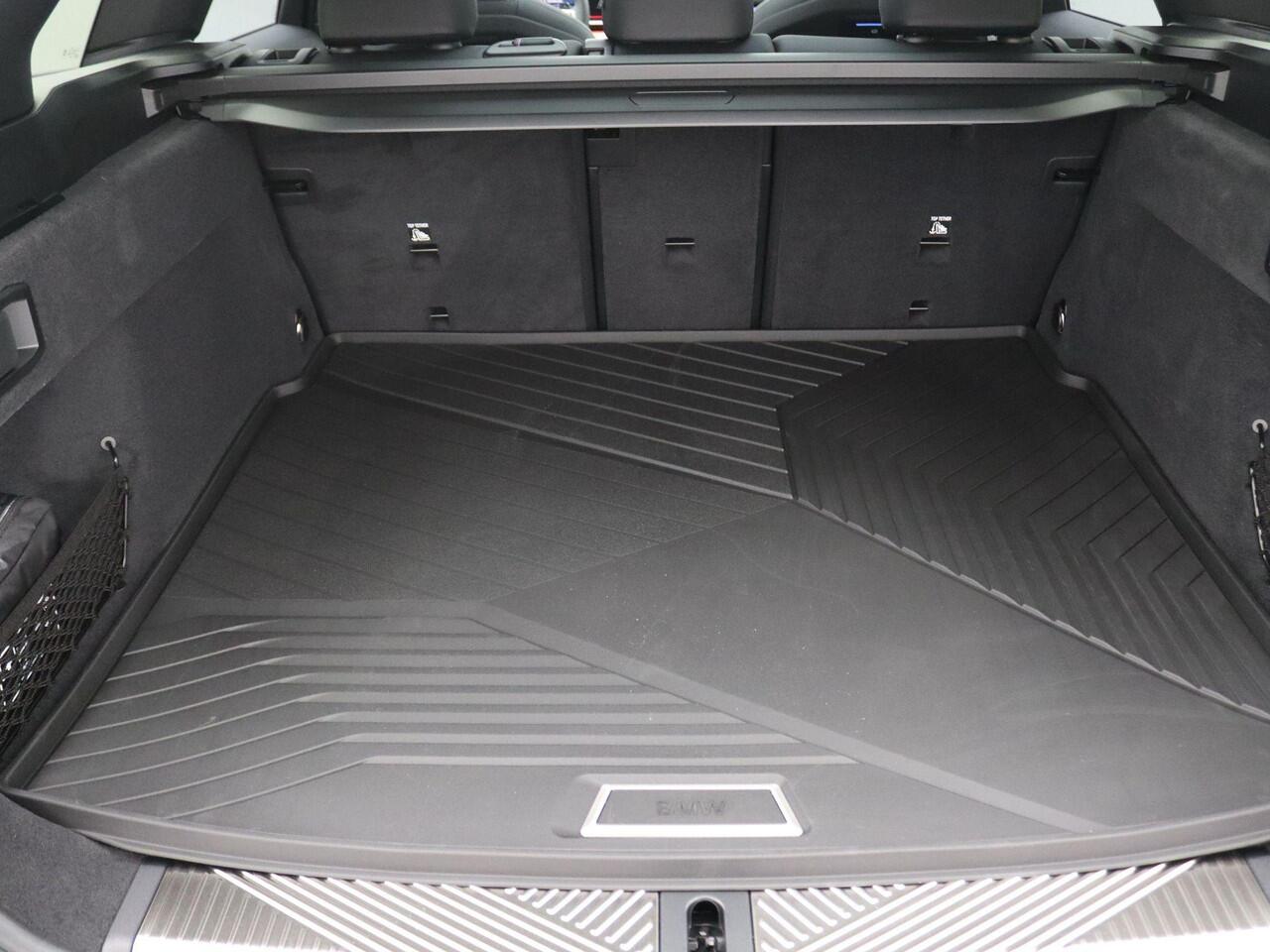 BMW 5-SERIE Touring 530e M Sport Pro Edition 299PK AUT. Panoramadak, Keyless, Memorystoel, Head-Up Display, Elektr. Achterklep, Stoelverwarming+Koeling, Stuurverwarming, Volleder, Trekhaak, 21" LM Velgen