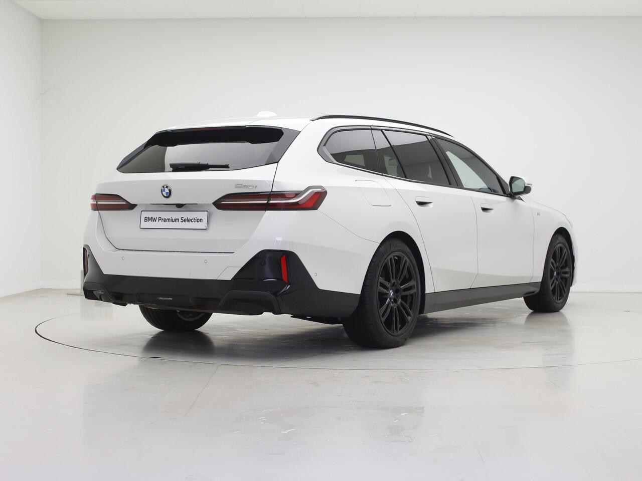 BMW 5-SERIE Touring 520i M-Sport | Driving Assistant Plus | Harman Kardon | Panorama | Standkachel | Trekhaak | Mild Hybid