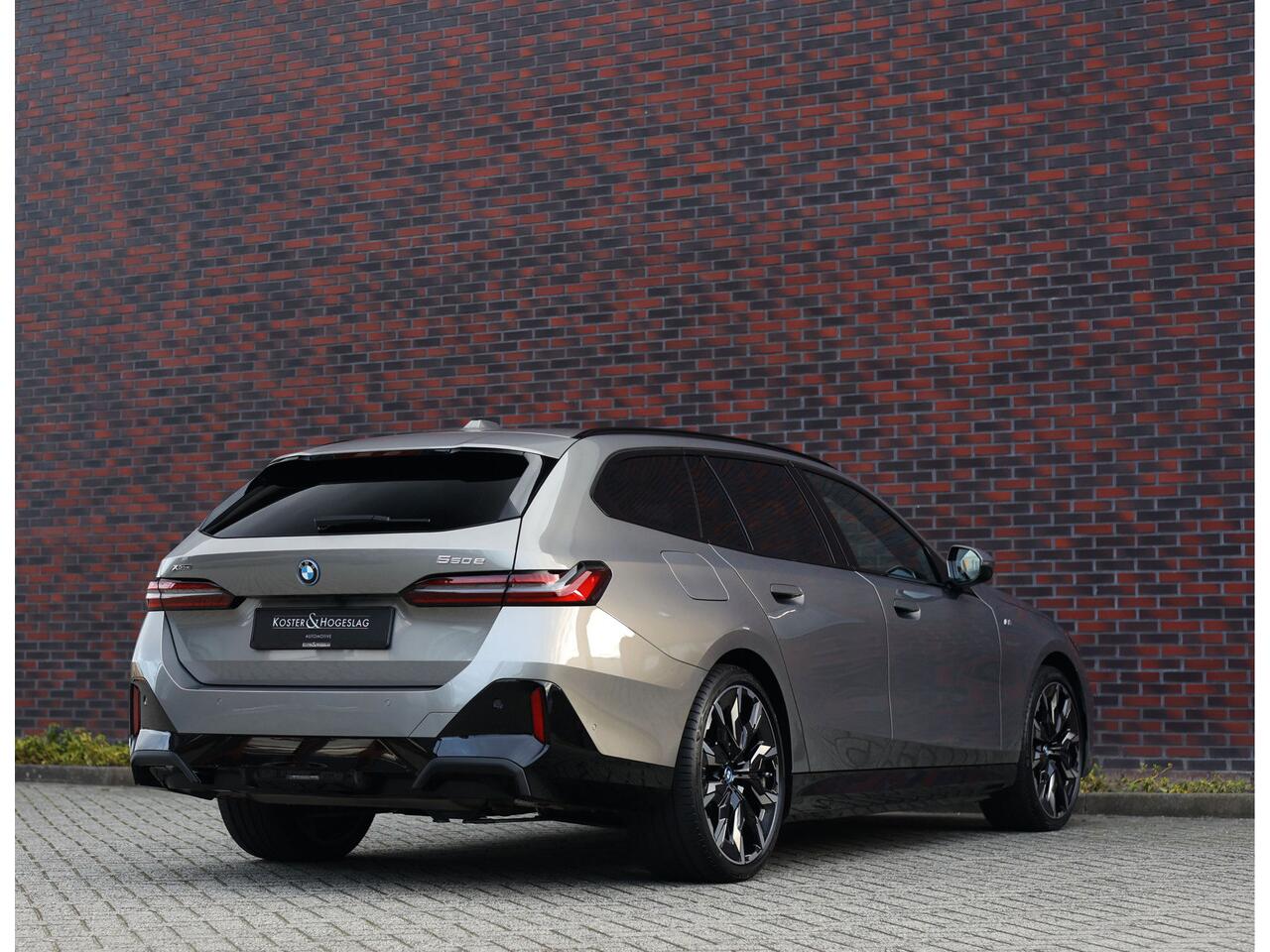 BMW 5-SERIE Touring 550e xDrive | Sportstoel - Pano - Trekhaak - Bow&Wil