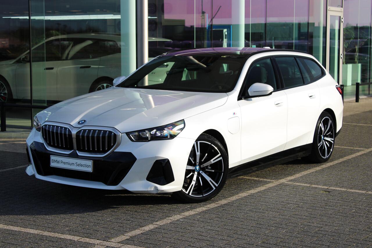 BMW 5-SERIE Touring 530e M Sport Automaat / Panoramadak / Trekhaak / Achteruitrijcamera / Adaptieve LED / Parking Assistant / Stoelverwarming