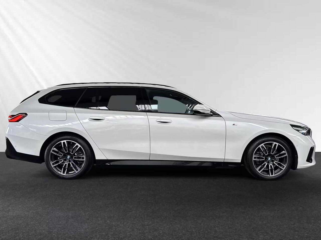 BMW 5-SERIE Touring 520iA M-SPORT ** ADAPT. LED, LEDER, PANORAMA, TREKH, H&K SOUND, DR. ASS+ ** 1e EIG - UNFALLFREI ** ** INFORMEER OOK NAAR ONZE AANTREKKELIJKE FINANCIAL-LEASE TARIEVEN **