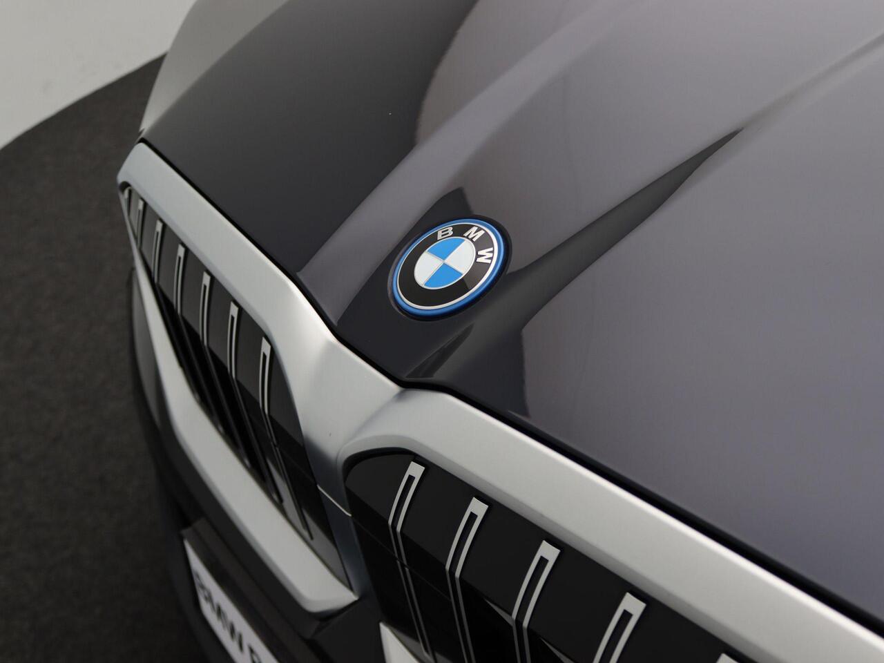 BMW 5-SERIE Sedan 550e xDrive M Sportpakket | Adaptief Onderstel Professional | Driving Assistant | Harman Kardon | 20''