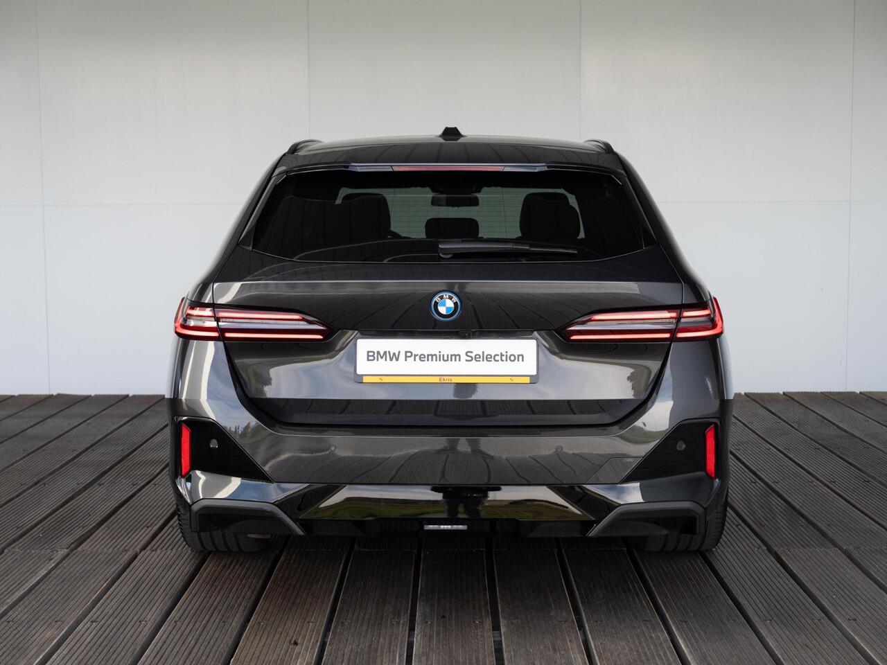 BMW 5-SERIE Touring 530e xDrive | M Sportpakket Pro | Innovation Pack | Bowers & Wilkins | Verwarmd Stuurwiel | Comfort Access | Panoramadak | Trekhaak