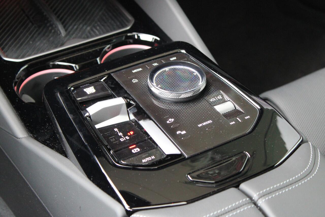 BMW 5-SERIE Touring 530e M Sport Automaat / Panoramadak / Trekhaak / Bowers & Wilkins / Adaptief onderstel professional / Parking Assistant Professional / Stoelventilatie