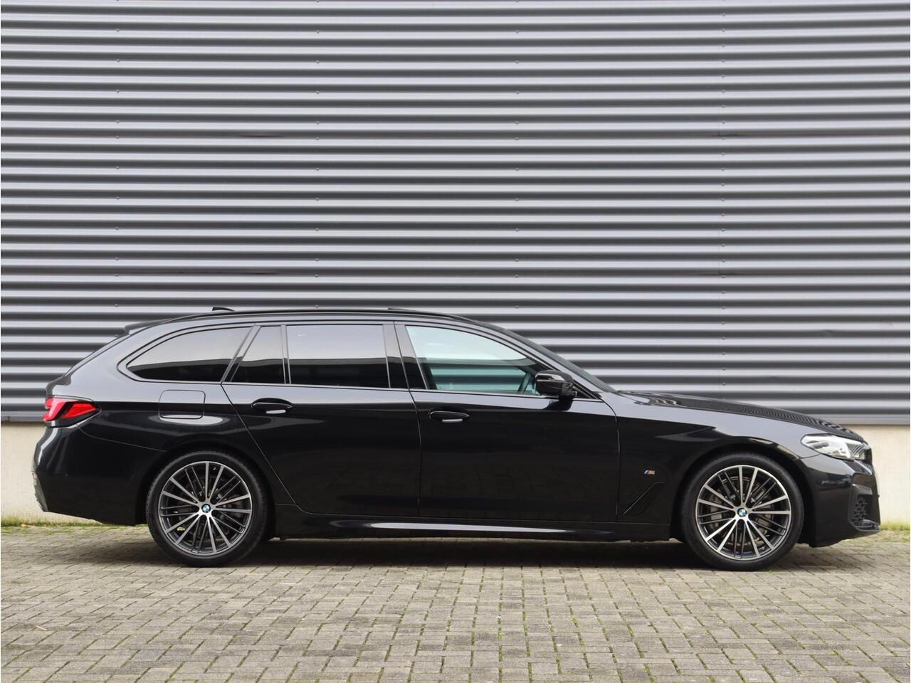 BMW 5-SERIE Touring 530i | High Executive | M Sportpakket | Panodak | Head-Up | HiFi | Achteruitrijcamera | Comfort Access | M Sportstoelen | Elektr. Achterklep | 19'' LMV
