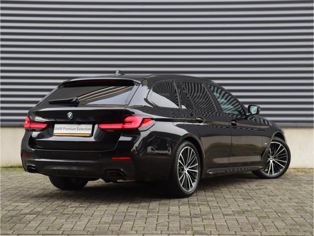 BMW 5-SERIE Touring 530i | High Executive | M Sportpakket | Panodak | Head-Up | HiFi | Achteruitrijcamera | Comfort Access | M Sportstoelen | Elektr. Achterklep | 19'' LMV