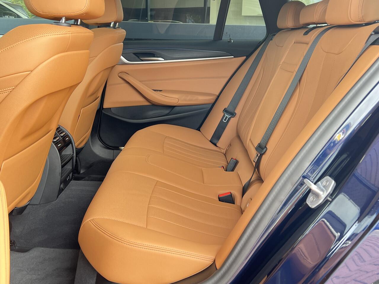 BMW 5-SERIE Touring 530e M-Sport Plus Panoramadak Driving Ass Prof Keyless Rondzicht Camera Elek Stoelen Stoel + Stuurverwarming ACC DAB Head-Up Shadow Line BTW Tansanit Plug In Hybride 1e Eigenaar BTW Auto