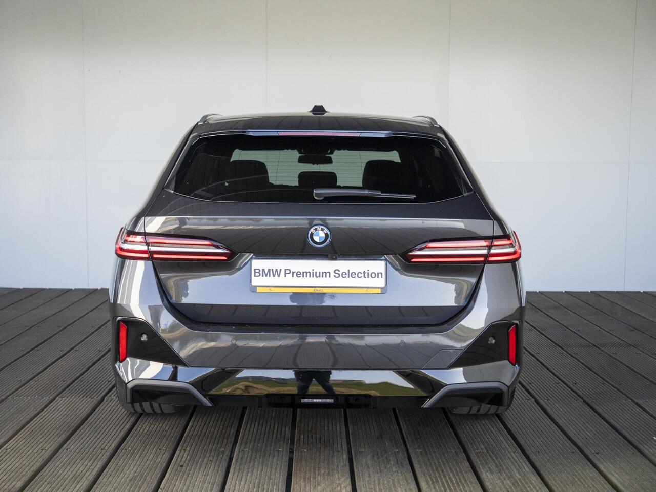 BMW 5-SERIE Touring 530e | M Sportpakket | Travel Pack | Verwarmd Stuurwiel | Harman-Kardon | Elektrisch Verwarmde Voorstoelen | 20'' | Ekris Selection