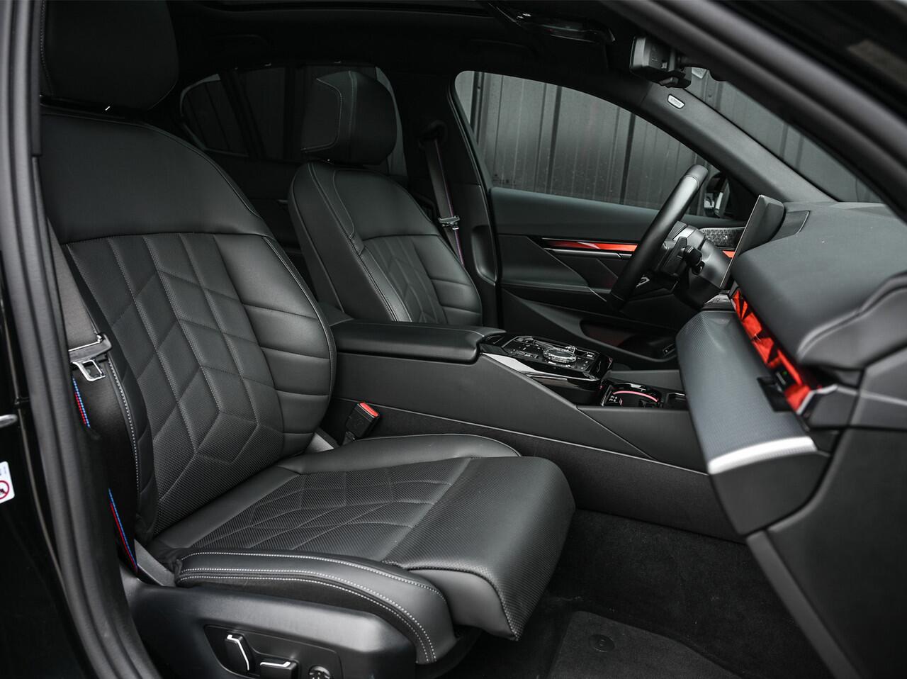 BMW 5-SERIE 550e xDrive M Sport pro · Adaptive Suspension · Iconic Glow · M Sport Brake · Shadowline Lights · Panorama dak · Comfort Seats · 4 Zone Climate · Ambiance Light · Adaptive Led · B&W Sound · Driving Assistant Professional